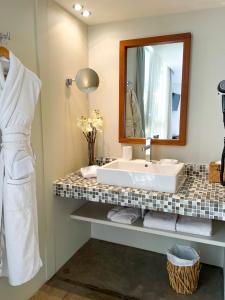 Maisons d'hotes Cannes Villa St Barth : Chambre Prestige - Vue sur Mer et Terrasse