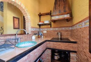 Cortijo Los Alazores, authentic cortijo with private pool