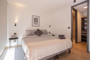 Amazing space steps from the metro