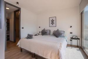 Amazing space steps from the metro