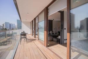 Amazing space steps from the metro