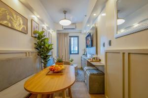 Stylish Luxe 1 Bedroom Suite Near NAIA - FREE HIGH SPEED WIFI