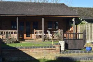 Spacious Garden Studio - Abbots Langley