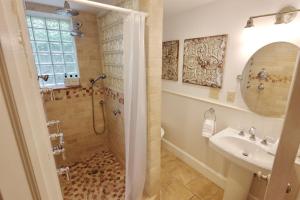 Capitol Hill Delight With Patio