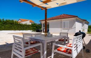 3 Bedroom Cozy Home In Brisevo 