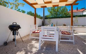 3 Bedroom Cozy Home In Brisevo 