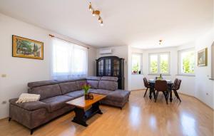 3 Bedroom Cozy Home In Brisevo 