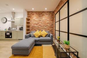 Brand New Apt - Beach Breeze Spacious 1-Bedroom Apartment with parking - sleeps 4 ppl- internet