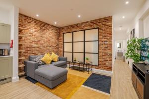 Brand New Apt - Beach Breeze Spacious 1-Bedroom Apartment with parking - sleeps 4 ppl- internet