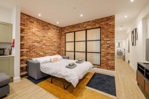 Brand New Apt - Beach Breeze Spacious 1-Bedroom Apartment with parking - sleeps 4 ppl- internet