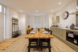 Brand New Apt - Beach Breeze Spacious 1-Bedroom Apartment with parking - sleeps 4 ppl- internet