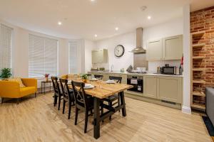 Brand New Apt - Beach Breeze Spacious 1-Bedroom Apartment with parking - sleeps 4 ppl- internet