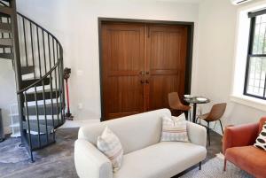 The Chic Carriage house in Shaw Sleeps 2