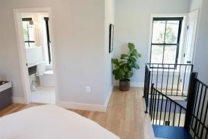 The Chic Carriage house in Shaw Sleeps 2
