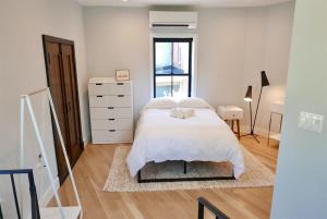 The Chic Carriage house in Shaw Sleeps 2