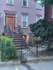 DC Beckons Darling Apt Sleeps 4