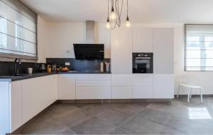 3 Bedroom Stunning Home In Tkon