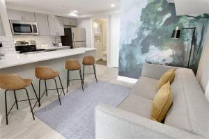 Darling Apartment in Capitol Hill - TWO min to Metro