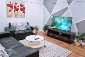 Spacious House - Sleeps 8