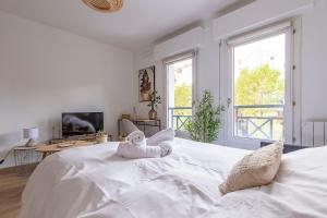 Bright and charming studio next to the tram