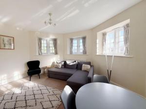 Cosy 1-bedroom cottage next to Combe Lodge Venue