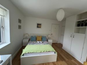 Elm Grove, Family Room