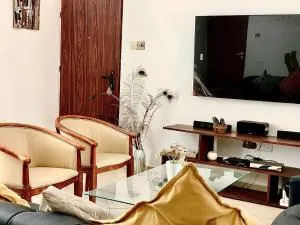 Modern 2-Bedroom Retreat - Oshiyie