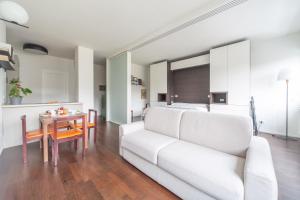 Charming & Bright Apartment near Milans Fashion District