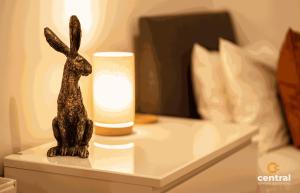 Cunningham by CENTRAL SERVICED APARTMENTS - 2 Bedrooms - Modern - Unique Touches - Free Street Parking - Fully Equipped - 10 Minute Walk to City Centre - Short & Long Term Stays Available