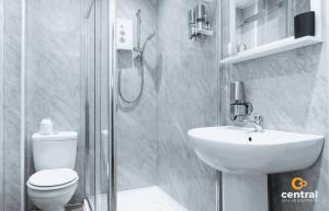 Cunningham by CENTRAL SERVICED APARTMENTS - 2 Bedrooms - Modern - Unique Touches - Free Street Parking - Fully Equipped - 10 Minute Walk to City Centre - Short & Long Term Stays Available