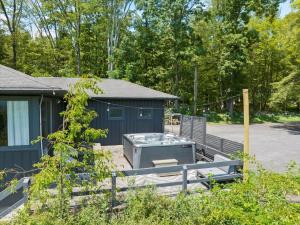 Zen Mountain View Retreat with Hot Tub