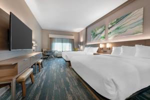 Queen Room with Two Queen Beds - Disability Access room in Best Western Plus Grand Rapids MN