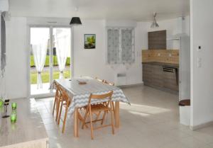Maisons de vacances Maison de charme a Saint-Laurent-sur-Mer, vue sur mer et jardin : photos des chambres