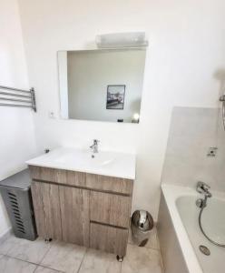 Maisons de vacances Maison de charme a Saint-Laurent-sur-Mer, vue sur mer et jardin : photos des chambres