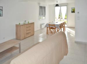 Maisons de vacances Maison de charme a Saint-Laurent-sur-Mer, vue sur mer et jardin : photos des chambres