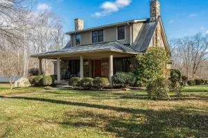 Relaxing Aldie Retreat with Fireplaces and Pool - Aldie