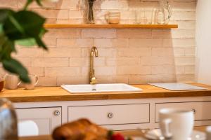 Pinot Noir Apartments & Wine Bar