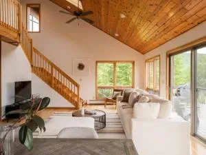 Serene Mountain Lodge w Stunning Views - Roxbury