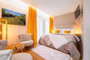 Pinot Noir Apartments & Wine Bar