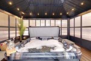 Hot Tub & Deck: Gorgeous Retreat in Pocono Summit!