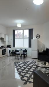 Spacious 2 Bed Apart with Patio in Camden WR201