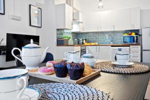 Family retreat Stylish Central Bournemouth Apartment, Sleeps 6, 7 Minute Walk to Beach Parking WIFI Kitchen and Washer