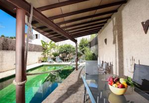 Traditional 3-bedroom semi-detached house with pool located in the historic Pollensa town center by Renthousing