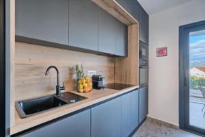 Bura Breeze - Sea-View Garden Apartment