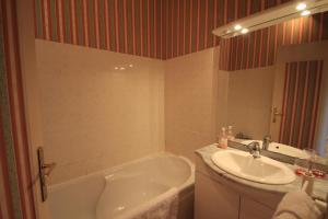 B&B / Chambres d'hotes Chateau de Vouilly : Chambre Quadruple avec Salle de Bains Privative - Alexandrine