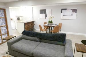 Federalist Style Rowhouse sleeps 4 with parking