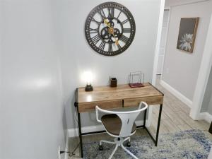 Federalist Style Rowhouse sleeps 4 with parking