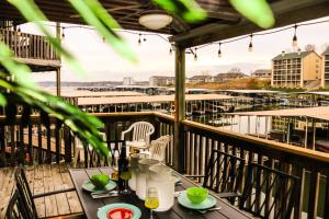 Daylight Cove Lakefront Condo, Pool, Hot Tub! - Ubytování bez kategorie ve městě Lake Ozark