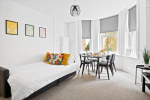 Spacious Family Apartment, Sleeps 6, FREE Secure Parking, Near Beach