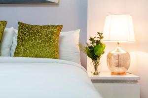 Vibrant 2 BR flat in Victorian house, Earls Court